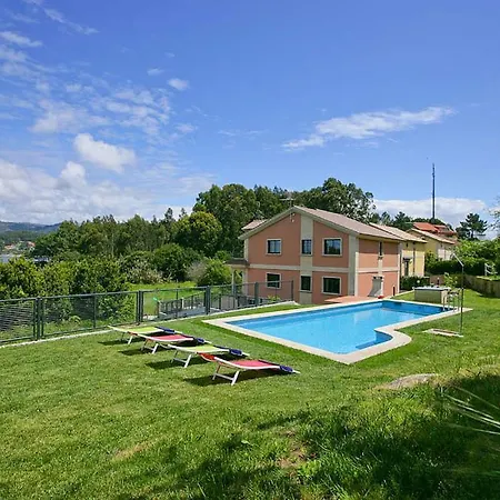 Vila Sleeps 12 Pool Wifi