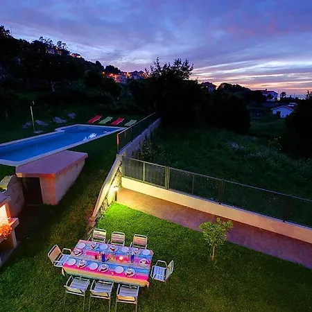 Vila Sleeps 12 Pool Wifi Aldán